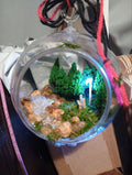 Minúsculo río que fluye en una media esfera - Personalizable